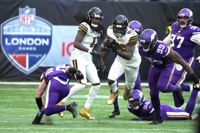 New Orleans Saints running back Latavius Murray (28) carries the ball against the Minnesota Vikings. Mandatory Credit: Kirby Lee-USA TODAY Sports